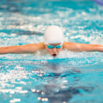 Junge schwimmt Schmetterling