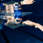 Kraulschwimmer mit gestrecktem Arm nach vorne