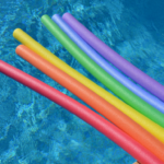 Pool Noodle in verschiedenen Farben auf dem Wasser