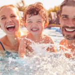 Portrait einer Familie im Wasser