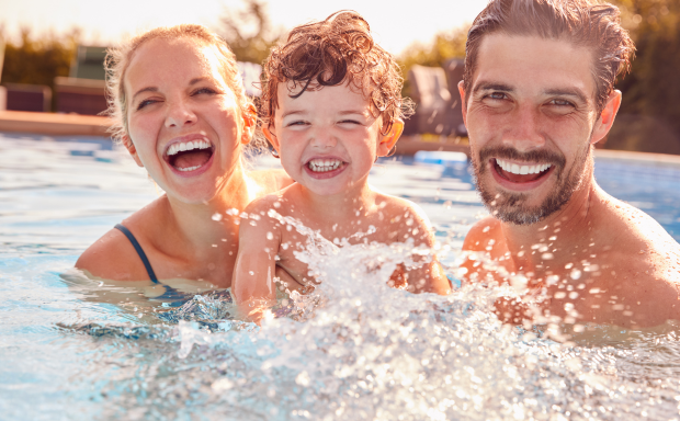 Portrait einer Familie im Wasser