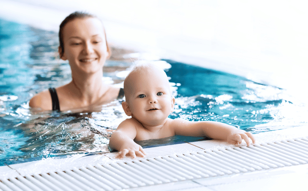 Mutter und Kind Babyschwimmen