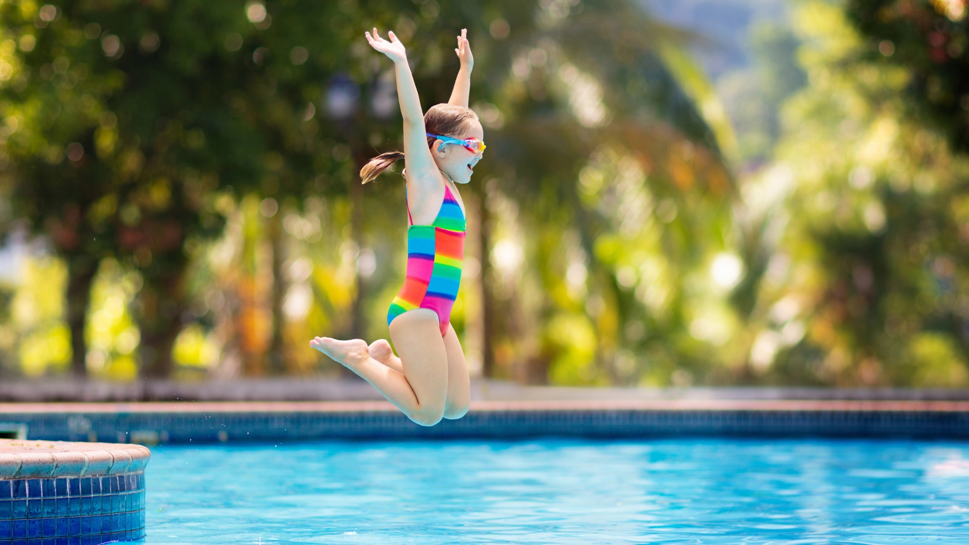 Buntes Oster Mädchen Springt selbstbewusst ins Wasser