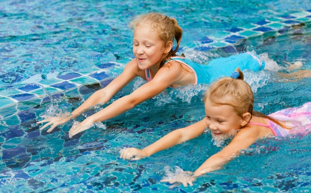 Mädchen spielen im Wasser Outdoor