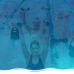 Aqua Fitness Kurse ab September Menschen im Wasser mit blauen Overlay