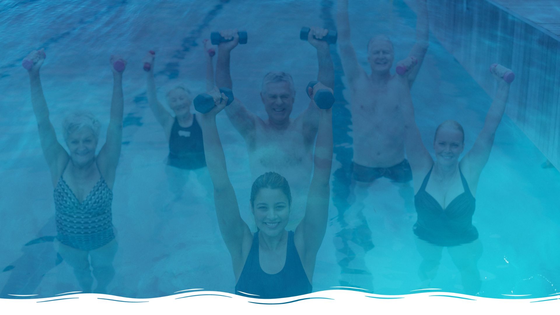 Aqua Fitness Kurse ab September Menschen im Wasser mit blauen Overlay